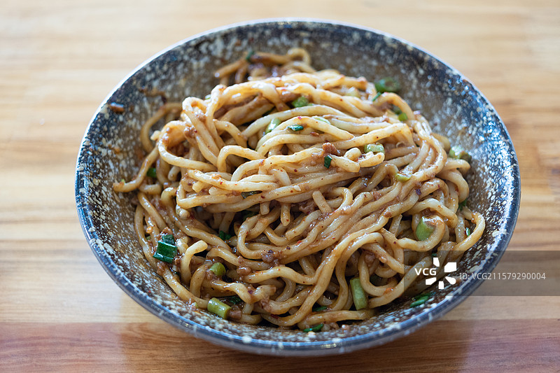 中国四川成都特色小吃，杂酱面稍子面，中式面条美食静物特写图片素材