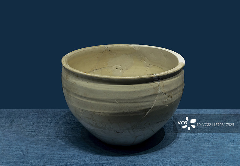 内蒙古包头市博物馆古代史展厅：白釉瓷钵（金，呼和浩特市武川县出土，内蒙古自治区文物考古研究所藏）图片素材