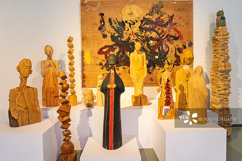 中国艺术文化和娱乐拍摄主题，山东济南美术馆博物馆双年展和特展，人像木雕工艺品艺术品，室内人图像摄影图片素材