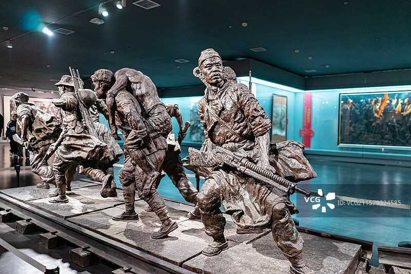 中国山东济南美术馆博物馆双年展，1921年至今话述百年，铁道游击队抗日战争打仗的士兵雕像，室内图像摄图片素材