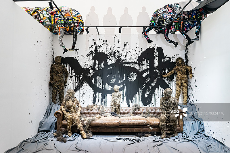 中国艺术文化和娱乐拍摄主题，山东省济南市美术馆博物馆双年展和特展，稻草人和布料千足虫蜈蚣，室内图像摄图片素材