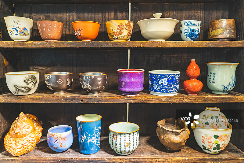 中国健康生活方式拍摄主题，茶室里的博古架和各种茶具茶杯茶道茶艺用品，室内无人图像摄影图片素材