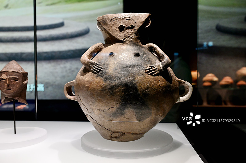 人形陶壶，小河沿文化，2008年内蒙古扎鲁特旗南宝力皋吐遗址出土，上海博物馆东馆，红山文化特展图片素材