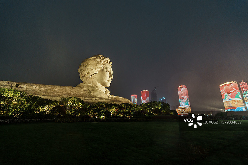 长沙橘子洲头青年毛泽东艺术雕像 暴雨图片素材