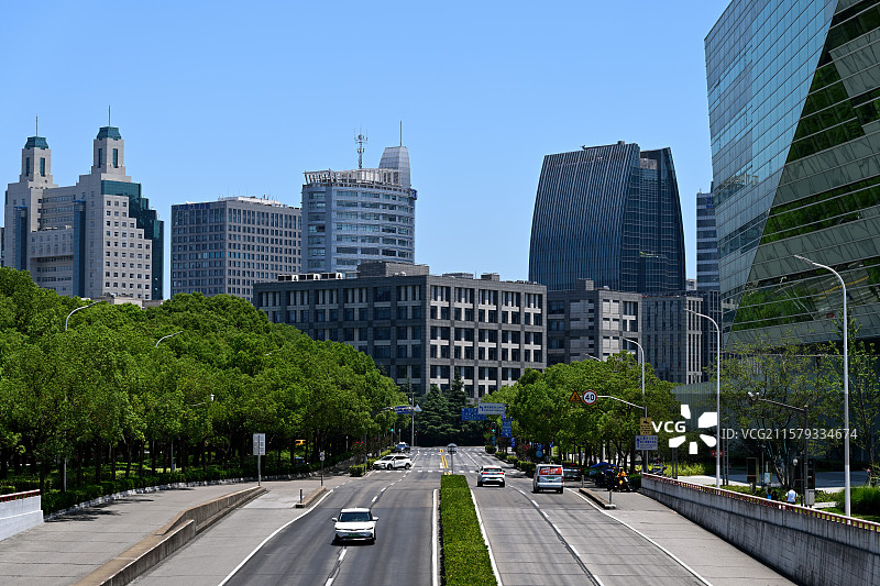 城市高楼与道路，夏季高温天的上海市区，上海图书馆东馆附近图片素材
