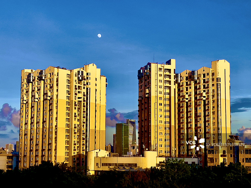 皓月当空  深圳福田街景图片素材