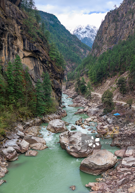 西藏林芝易贡藏布大峡谷的风景图片素材