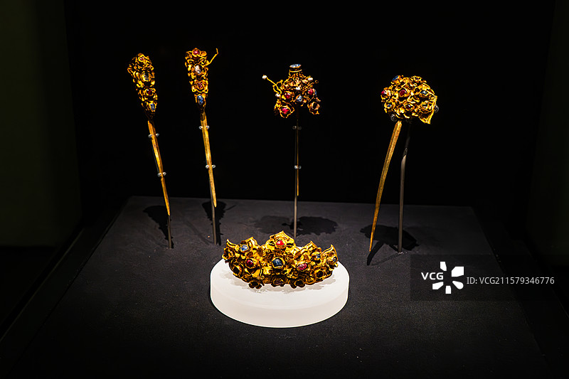 湖北省博物馆明朝时期历史文物金镶宝石花形鬓钗和金镶宝石满冠图片素材