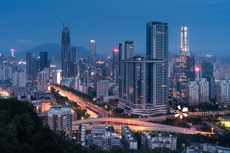 中国广东深圳罗湖都市夜景风光，北环上步立交桥图片素材
