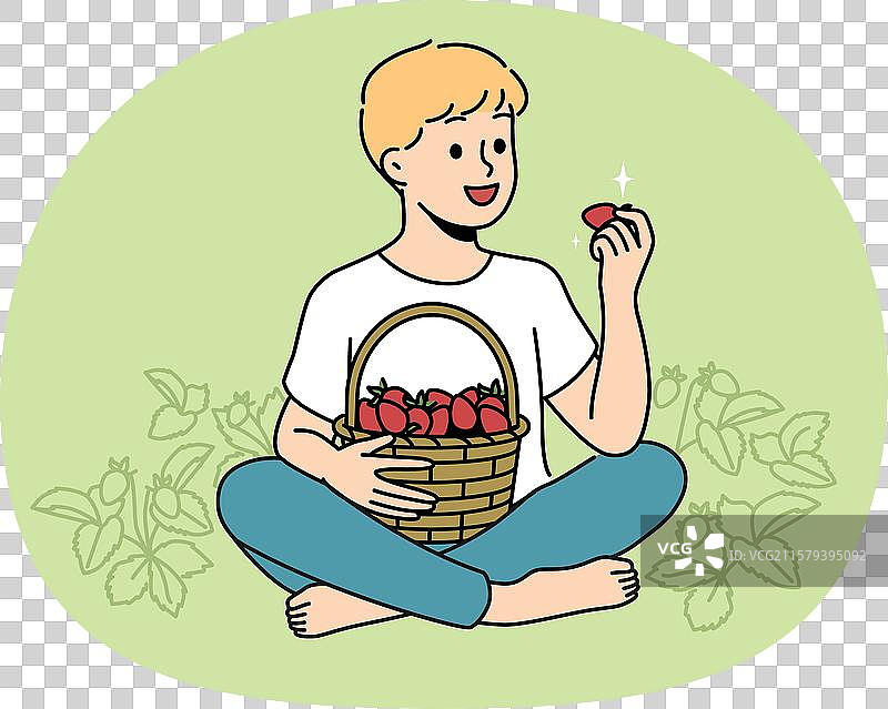 小男孩坐在空地上吃草莓图片素材