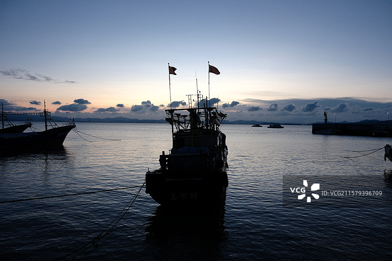 玉环鸡山岛日落时分停泊在港口的渔船图片素材