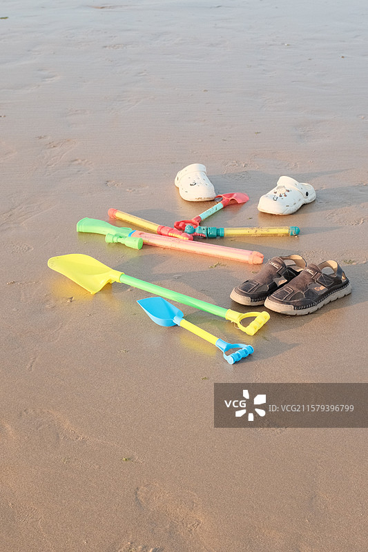 沙滩上的小孩玩具和拖鞋图片素材