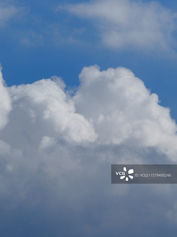 晴空下的蓝天白云图片素材
