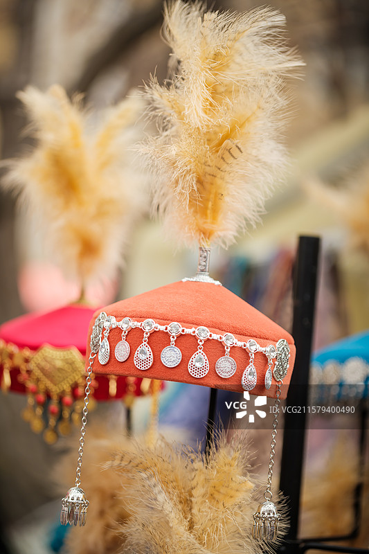 哈萨克族传统服饰花帽羽毛帽图片素材