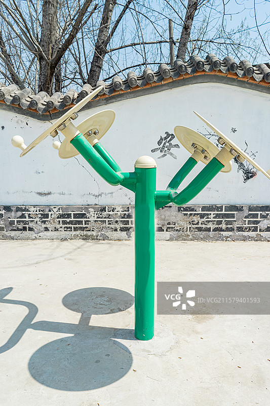 中国体育运动健身活动拍摄主题，社区公园里的运动休闲健身活动健身器械，户外白昼无人图像摄影图片素材