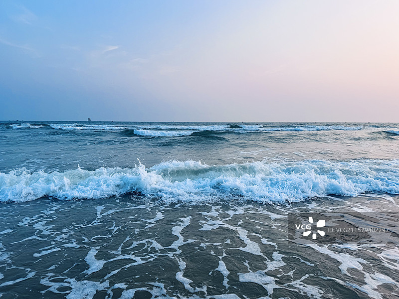 阴天的大海和海浪图片素材