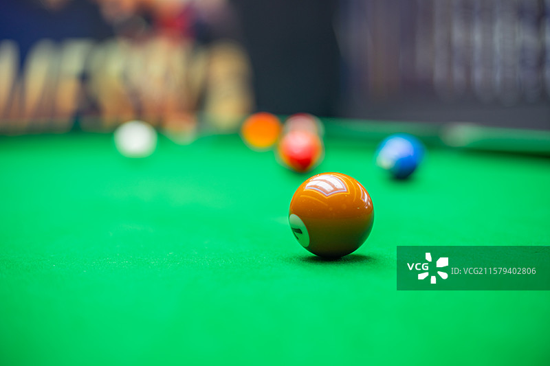 中国业余生活休闲娱乐拍摄主题，打台球的台球桌桌球白母球黑色黑8，室内无人图像摄影图片素材