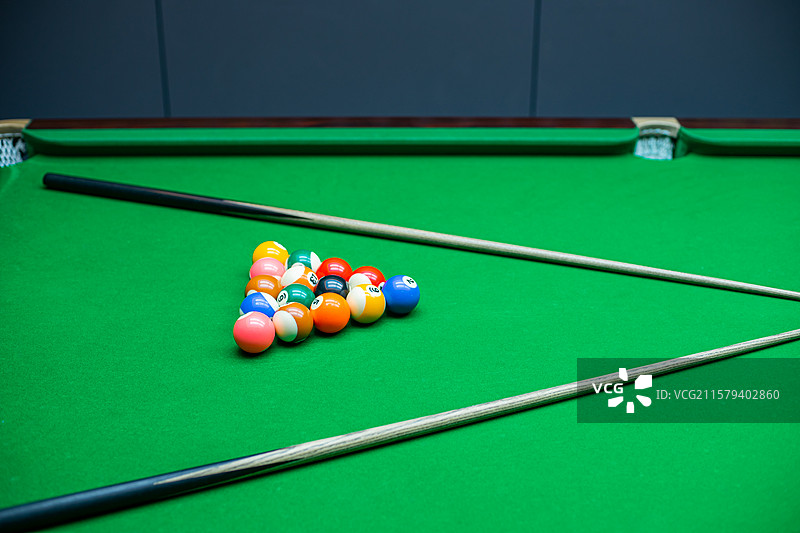 中国业余生活休闲娱乐拍摄主题，打台球的台球桌和三角形摆好的桌球喝球杆，室内无人图像摄影图片素材