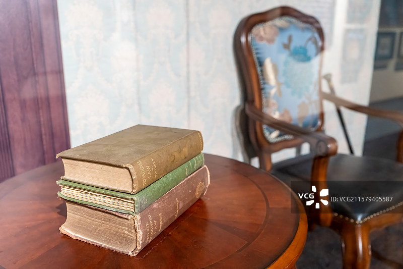家里桌子上的书的特写镜头图片素材