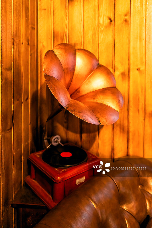 空椅子后的留声机图片素材