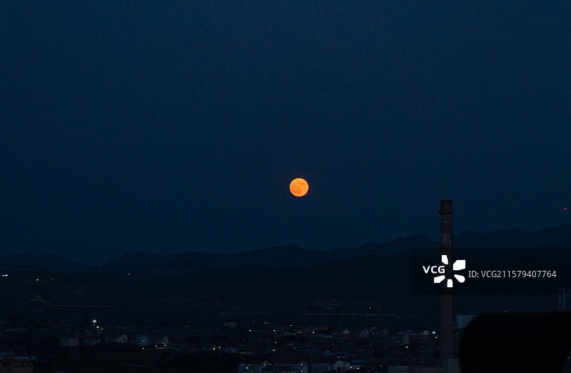 小县城的红月亮图片素材