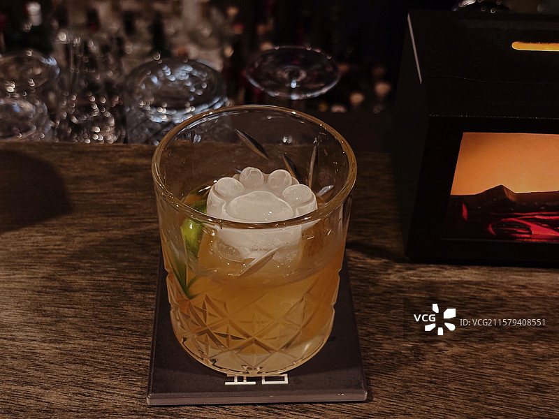 猫爪冰块鸡尾酒图片素材
