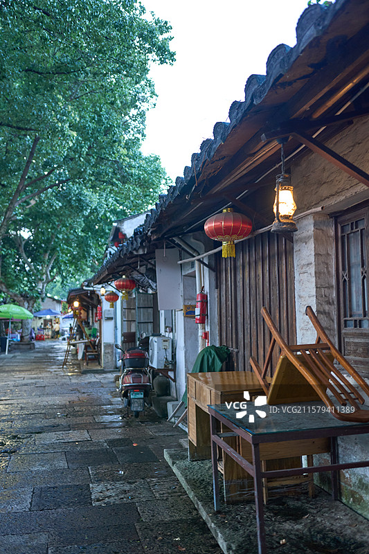 夏暑雨后的老街图片素材
