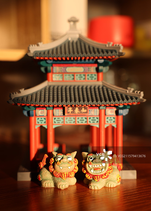 手工知春亭和石狮摆件图片素材