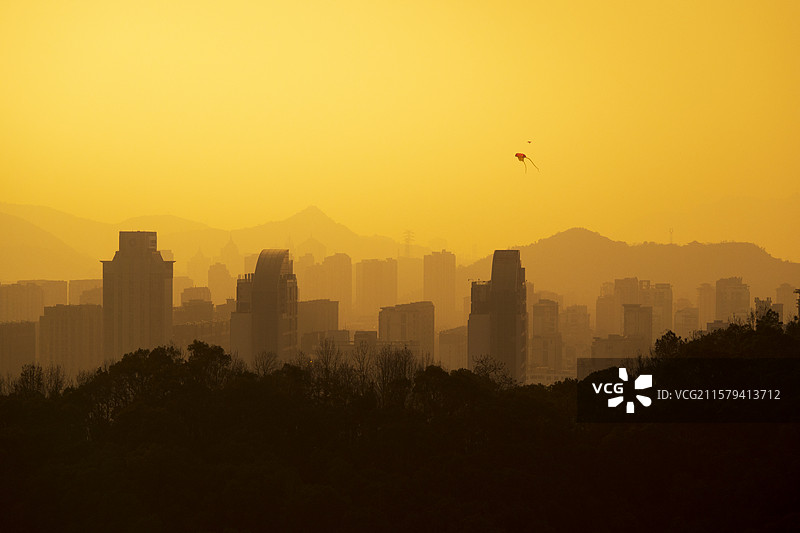 白云山绿道上远眺黄昏日落的台州CBD中央商务区天际线图片素材