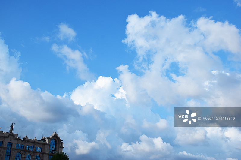 天空蓝天白云，台风前的水晶天图片素材