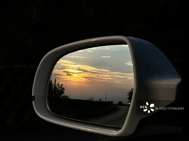 后视镜里的夕阳图片素材