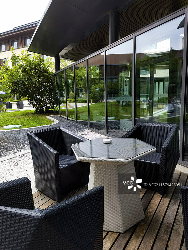 北京八达岭希尔顿酒店花园 为冬奥会准备的特殊桌椅，日晒雨淋下雪都自动清洁的高科技。图片素材