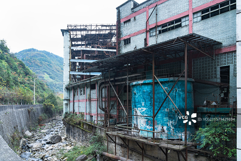 四川达州市原万源电厂，即513电厂废弃厂房锈迹斑斑的设备图片素材