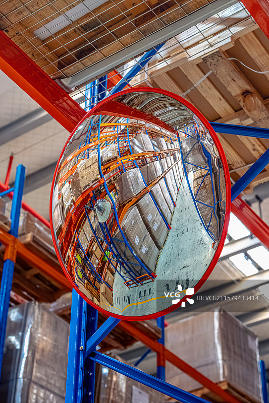 堆满货物的物流仓库内景 货架上的圆形反光镜 保税区分拨中心图片素材