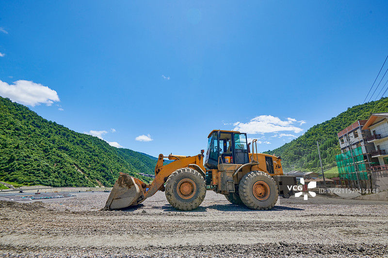 蓝天下的推土机施工图片素材