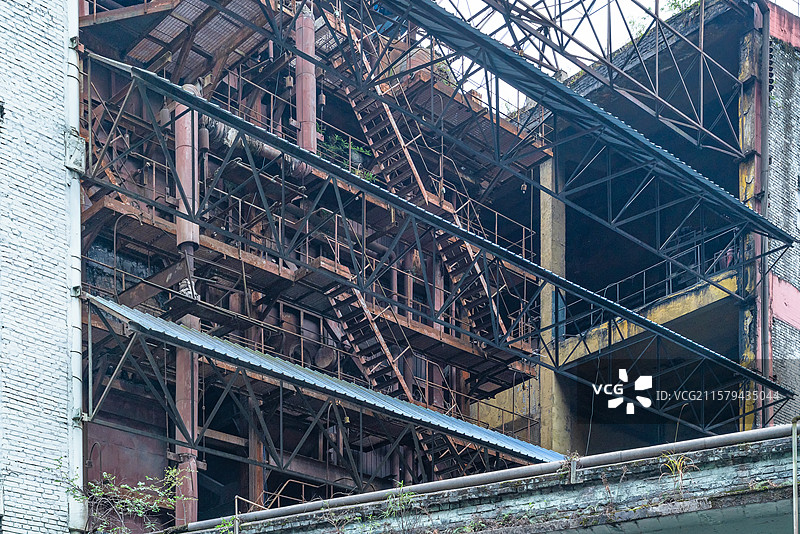 四川达州万源市原万源电厂，即原513电厂废弃的锈迹斑斑的主厂房侧面图图片素材