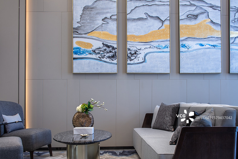 沙发背景墙三联画与软装家具搭配，体现样板空间东方雅致氛围图片素材
