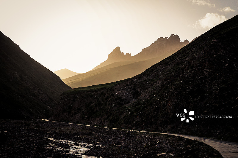 青海玉树尕朵觉沃神山图片素材