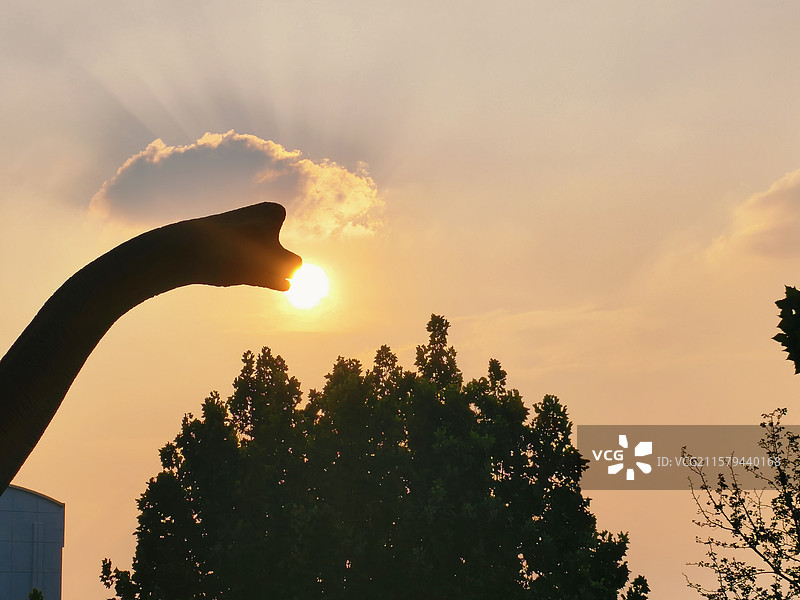 侏罗纪博物馆恐龙吞夕阳图片素材