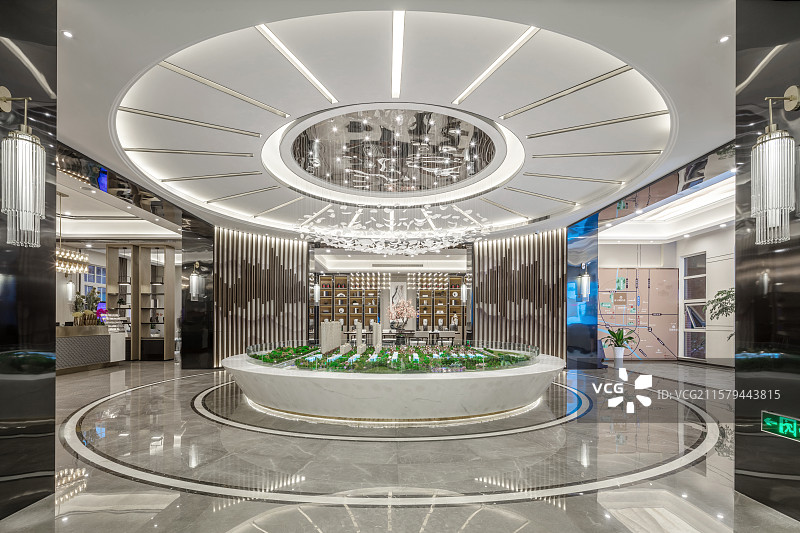 售楼处大厅旋转灯饰与接待区图片素材