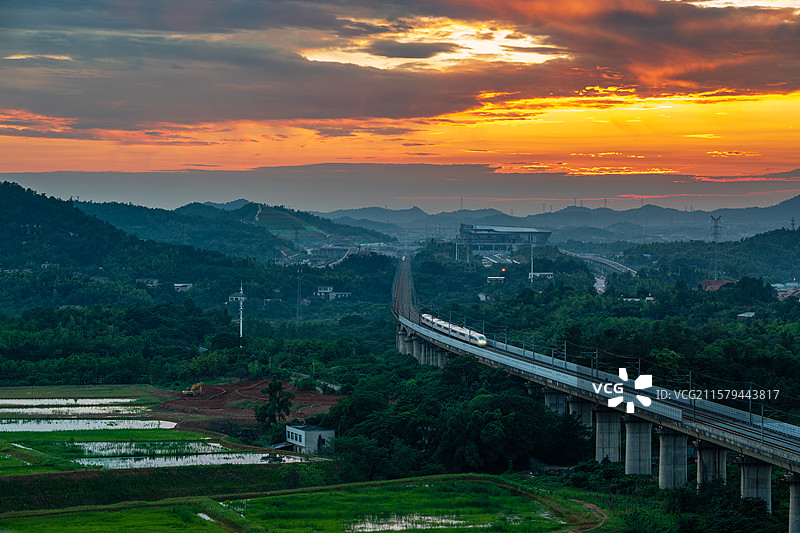 湖南省长沙市望城区莫家冲长沙西站夕阳日落，长株潭城际铁路，长沙轨道交通S1线图片素材