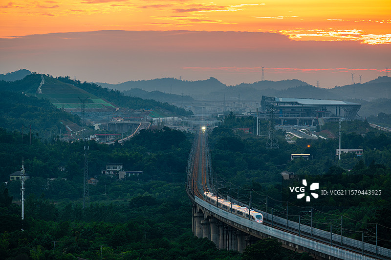 湖南省长沙市望城区莫家冲长沙西站夕阳日落，长株潭城际铁路，长沙轨道交通S1线图片素材