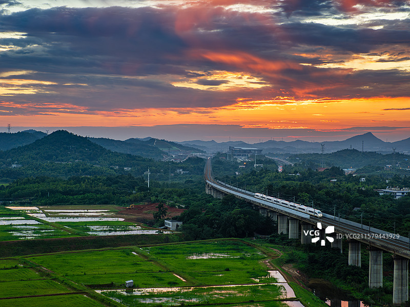 湖南省长沙市望城区莫家冲长沙西站夕阳日落，长株潭城际铁路，长沙轨道交通S1线图片素材