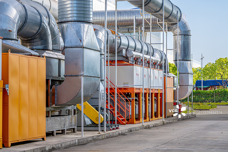 工厂里的大型气体管道 化工VOCs有机废气净化装置 宝中宝环保设备 工业废气净化系统 上海临港产业区图片素材