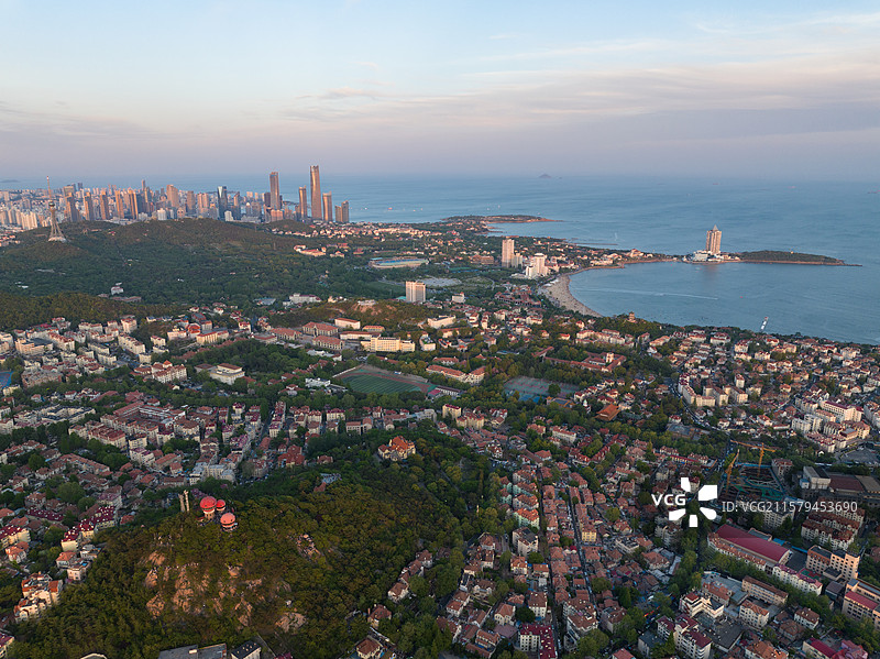 航拍视角下的城市天际线青岛图片素材