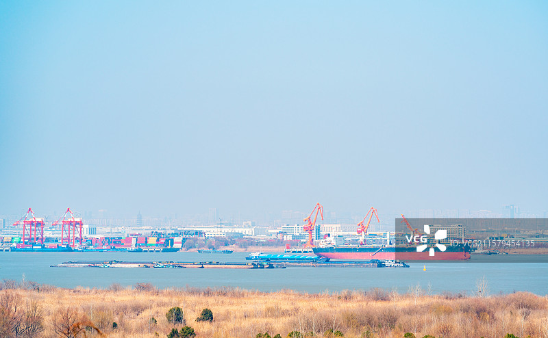 繁忙的长江航运与镇江港图片素材