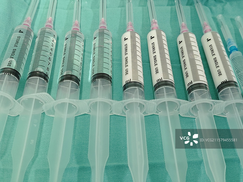 抽满麻醉药品的注射器图片素材
