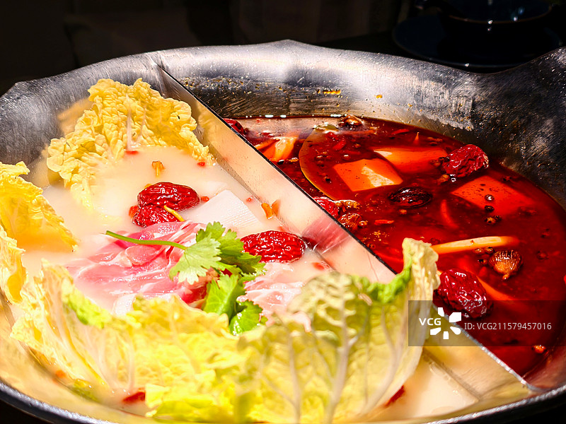 麻辣火锅与清汤火锅的完美结合图片素材