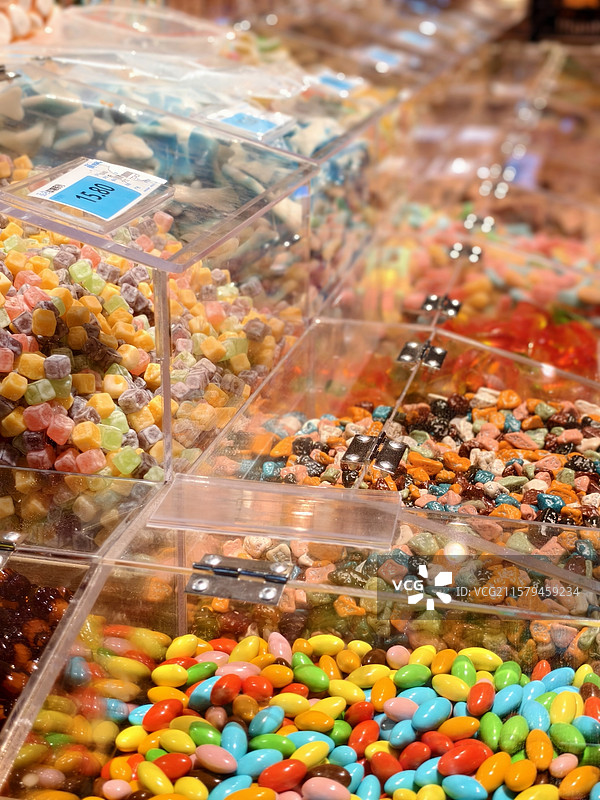 超市里的彩虹色糖果图片素材