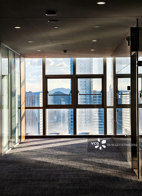 办公楼落地窗室内平视角图片素材